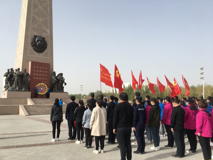 緬懷先輩魂  不忘英雄史 