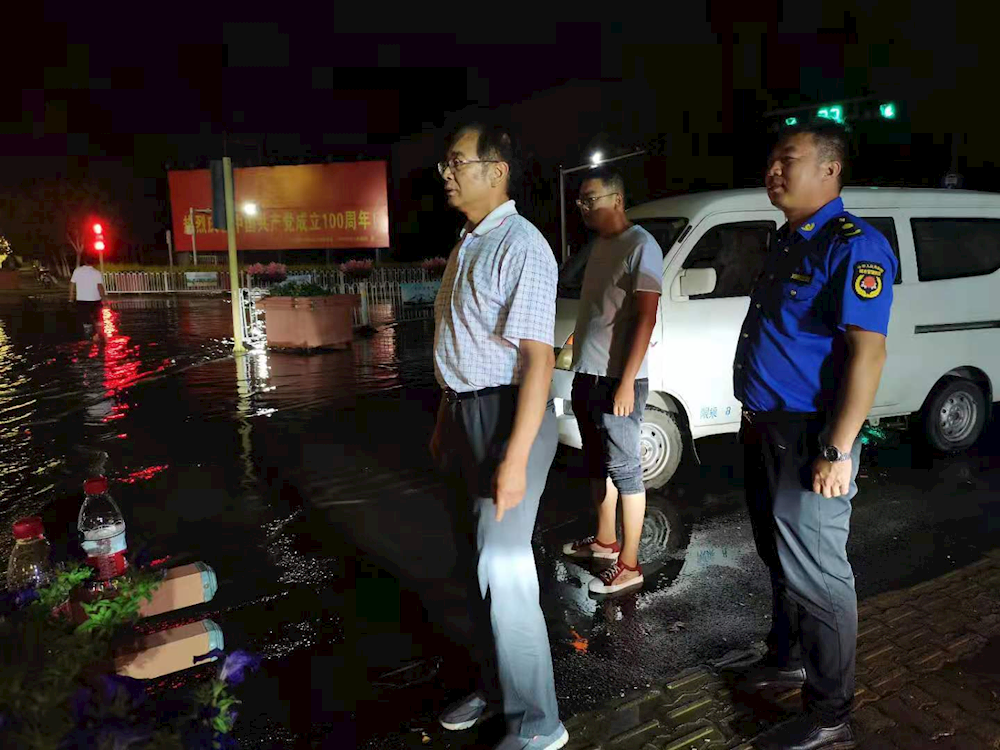 風(fēng)雨之夜 阿拉爾大街上有群不回家的人