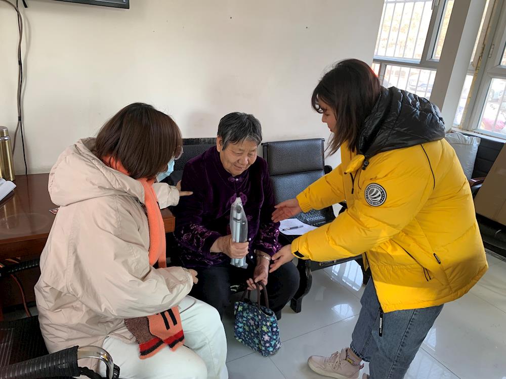新時代文明實踐 | 發(fā)放輔助器具 關愛暖人心 