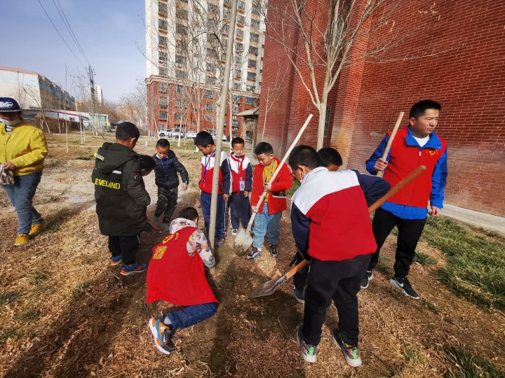 關工視窗 | 金銀川路街道綠園社區關工委開展“大手拉小手 我與小樹共成長”志愿植樹活動 