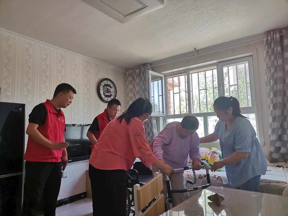 新時代文明實踐 | 助力老人“走”出家門 志愿服務暖情暖心 