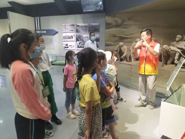 關工動態 | 濱水社區開展“游基地、學黨史”活動 