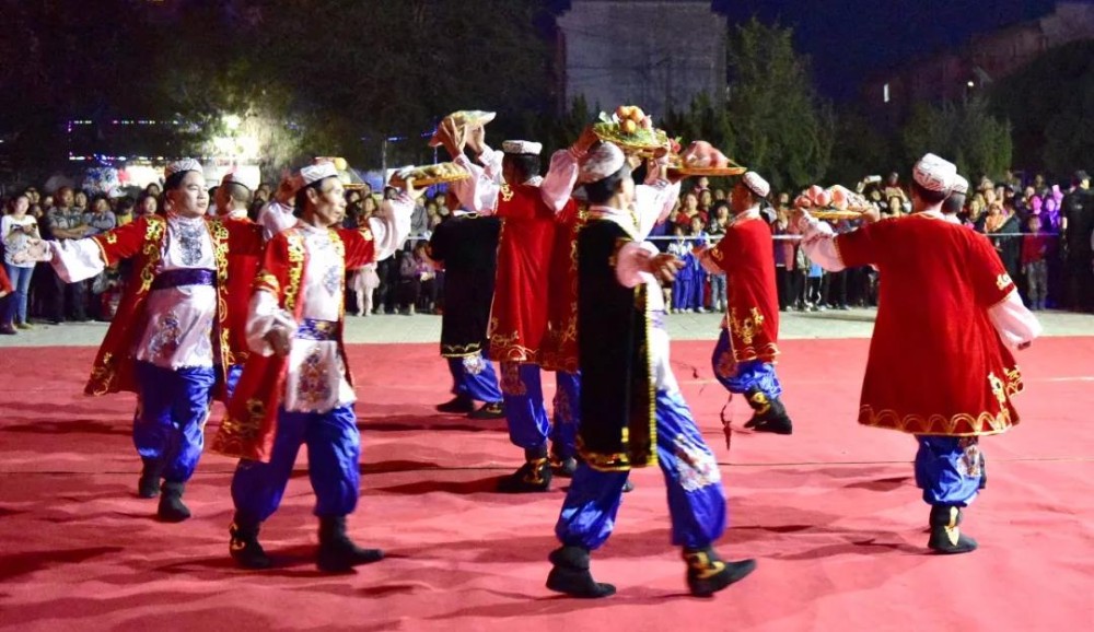 豐收的歌兒唱起來 豐收的舞跳起來