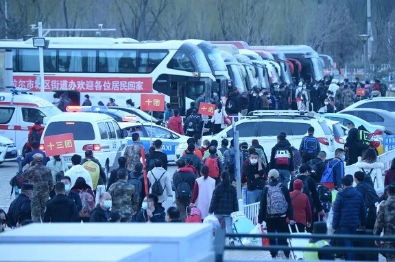 兵團5趟專列接回4316名返疆返崗職工群眾