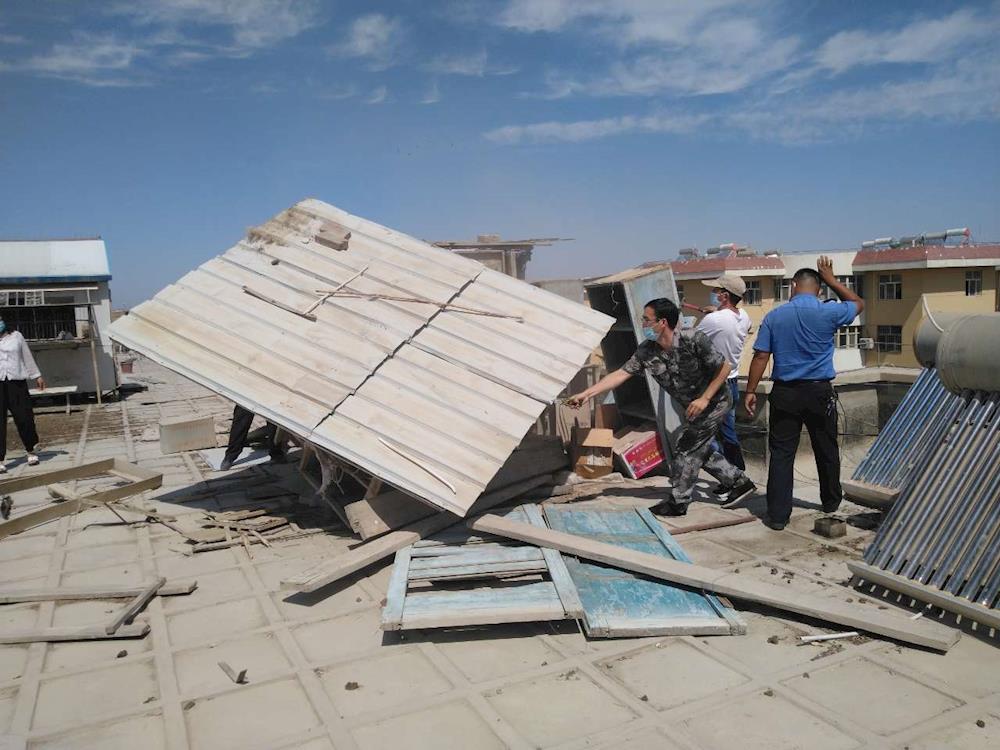 依法拆除樓頂鴿籠  營造小區(qū)良好環(huán)境