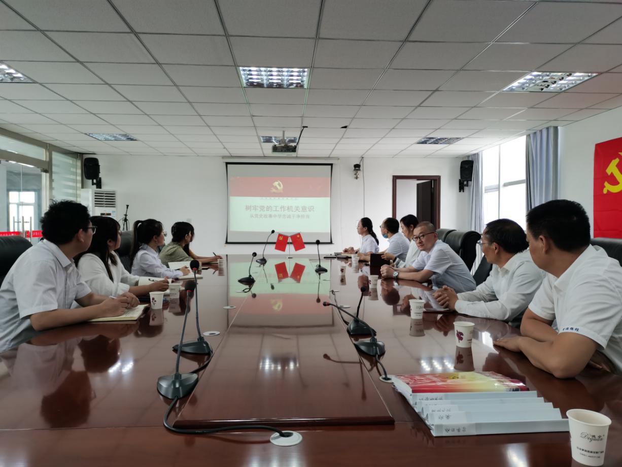 深入企業(yè)上黨課&nbsp;&nbsp;細(xì)心聆聽收獲多