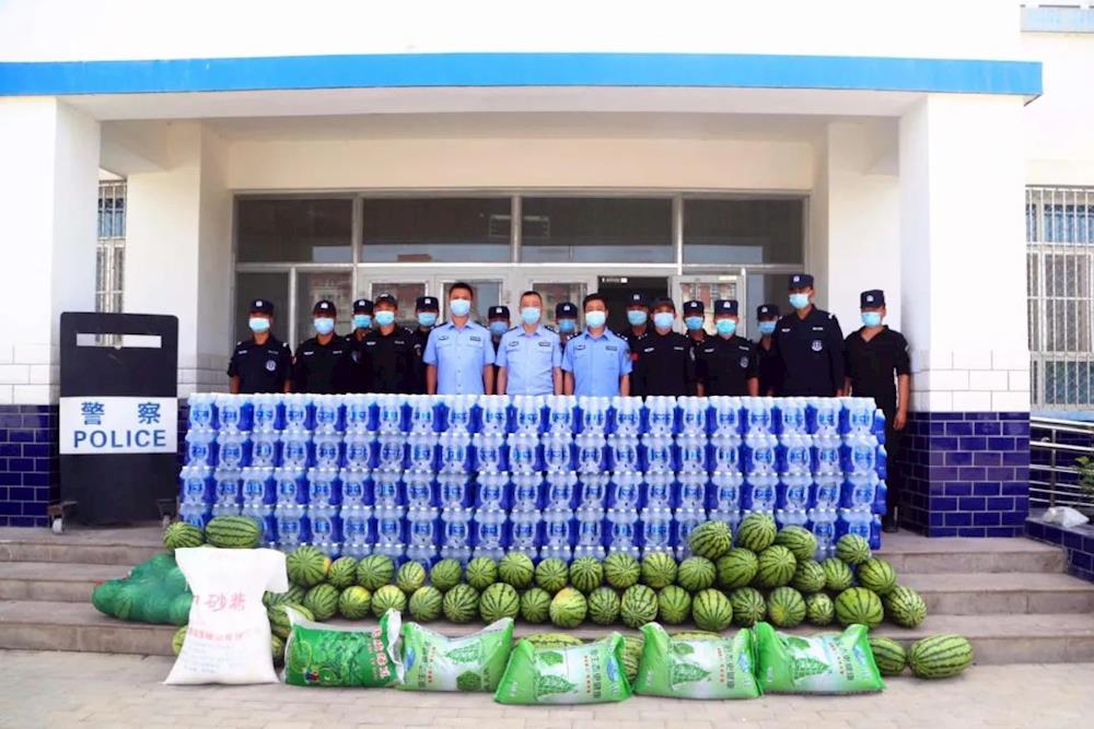 第一師阿拉爾市公安局組織開展“夏送清涼”暖警慰問活動