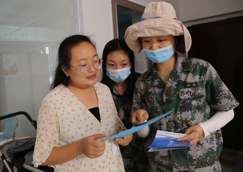 八團(tuán)入戶宣傳城鄉(xiāng)居民醫(yī)療保險費集中征收政策