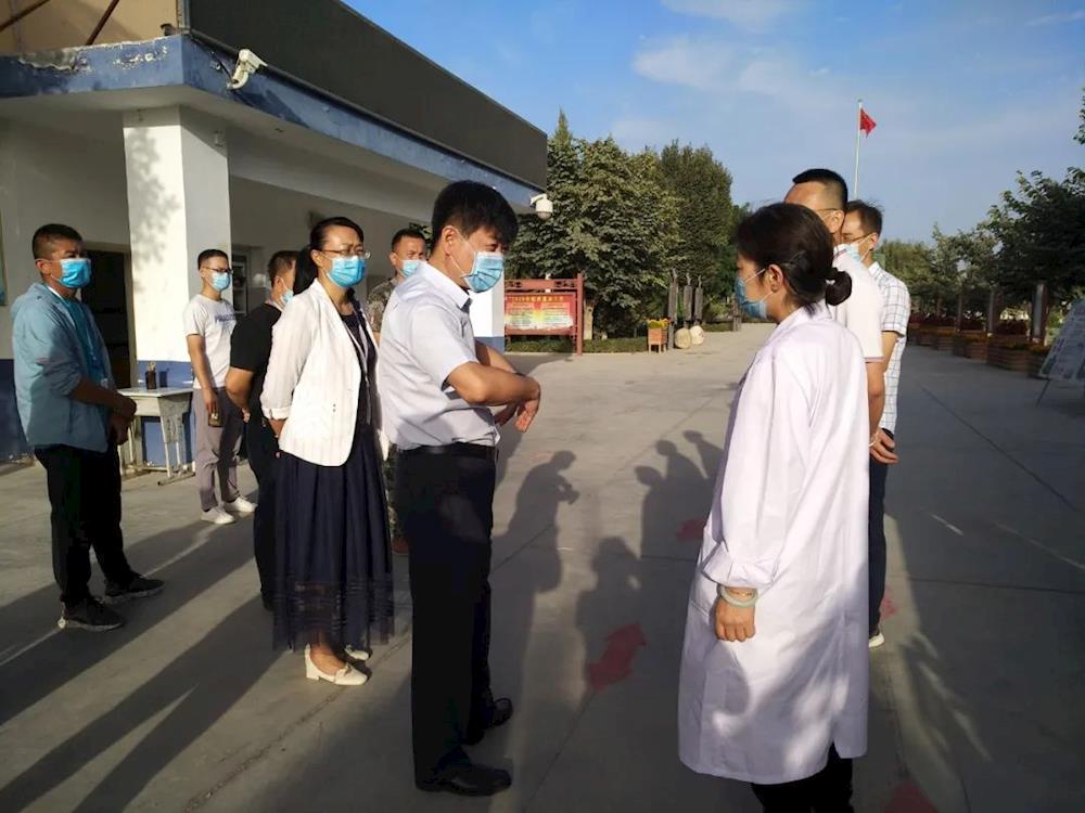 一師阿拉爾市中小學安全有序復課第一天，師市領導督查學校開學工作