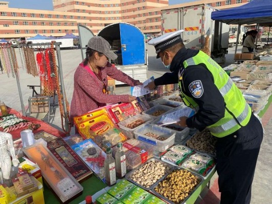 阿拉爾市城區公安局交通警察大隊深入農貿市場開展交通安全宣傳活動