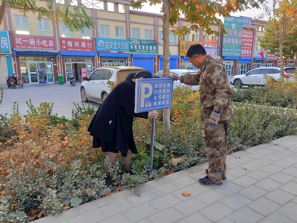 八團文明創新風，志愿服務學雷鋒