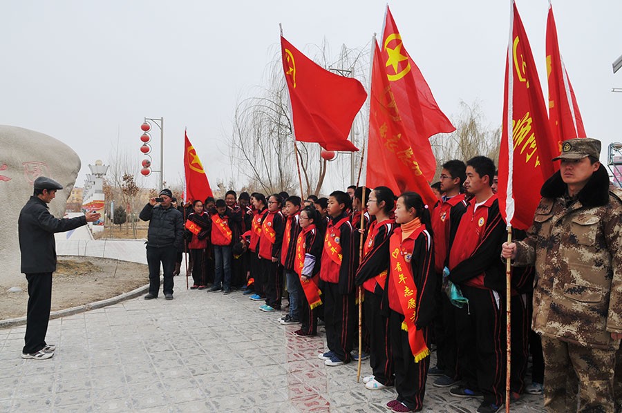 三團82歲高齡老人：余熱生輝奉獻不止，榮獲全國關心下一代工作先進個人。