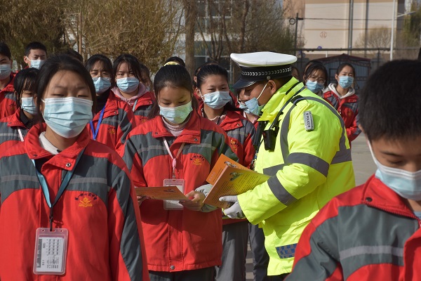 全國交通安全日　一師交警在行動(dòng)