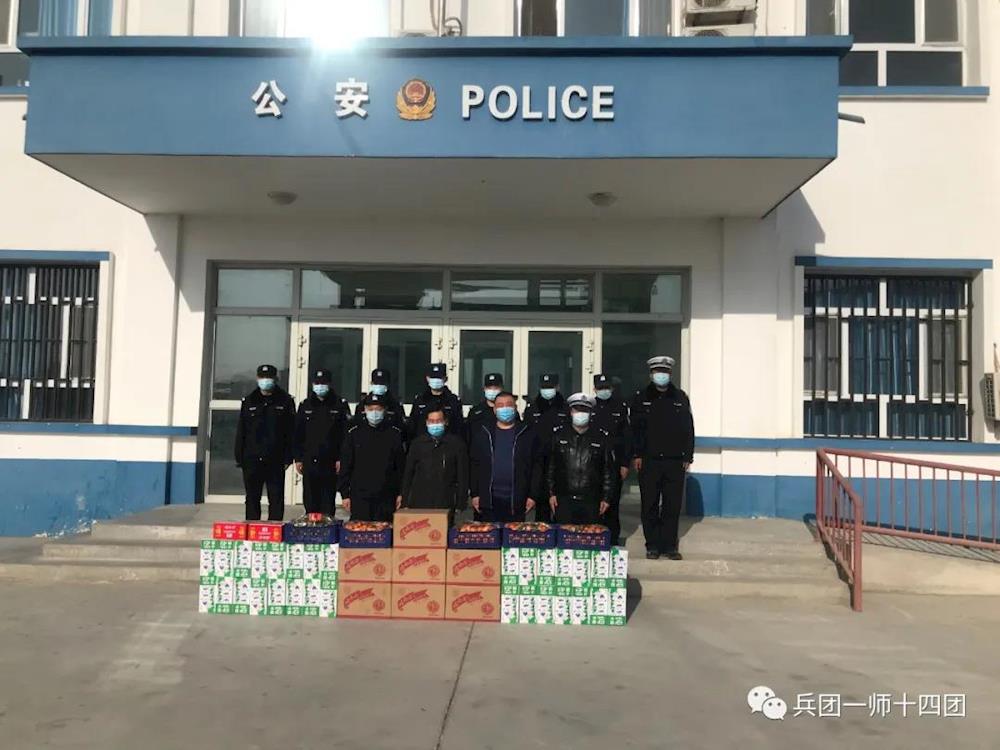 十四團黨委慰問轄區派出所及公安檢查站民輔警