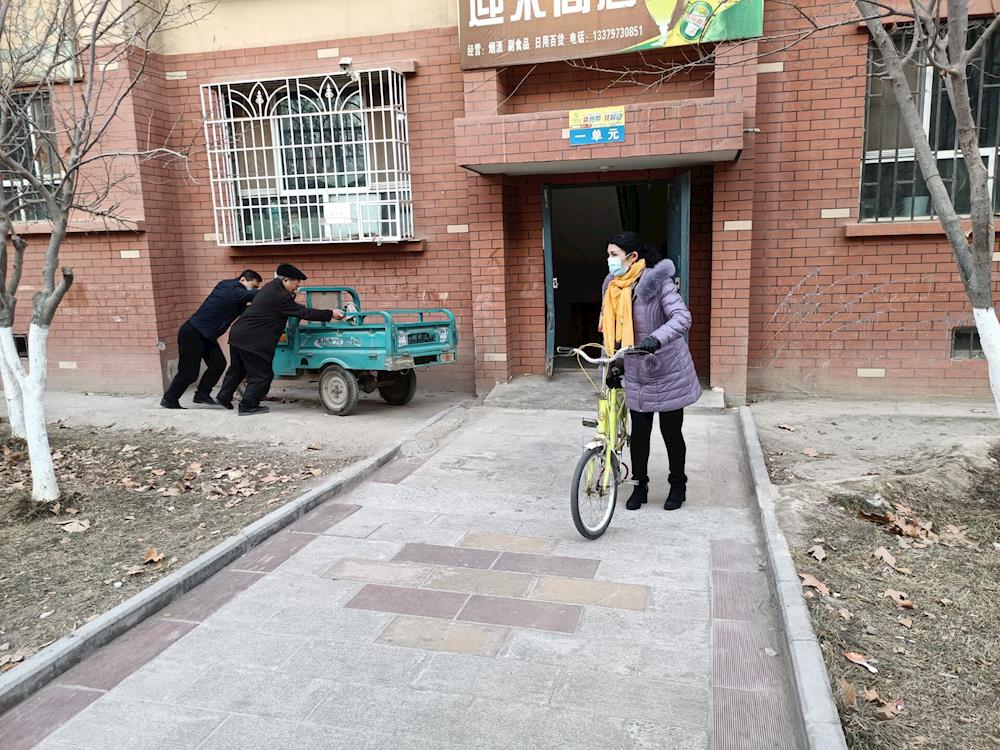 八團開展志愿服務活動規(guī)范非機動車輛停放