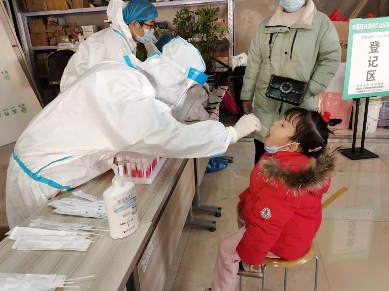 幸福路街道：率先使用“一師健康行”試點核酸采樣工作取得實效