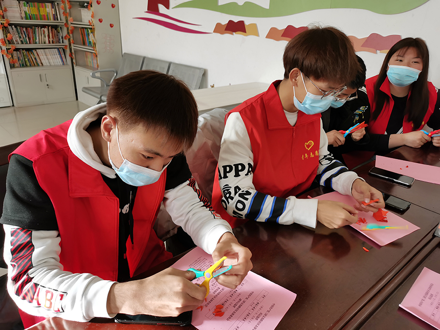 新時代文明實踐 | 三團文化路社區開展青少年手工“巧手童心·彩繪剪紙”活動