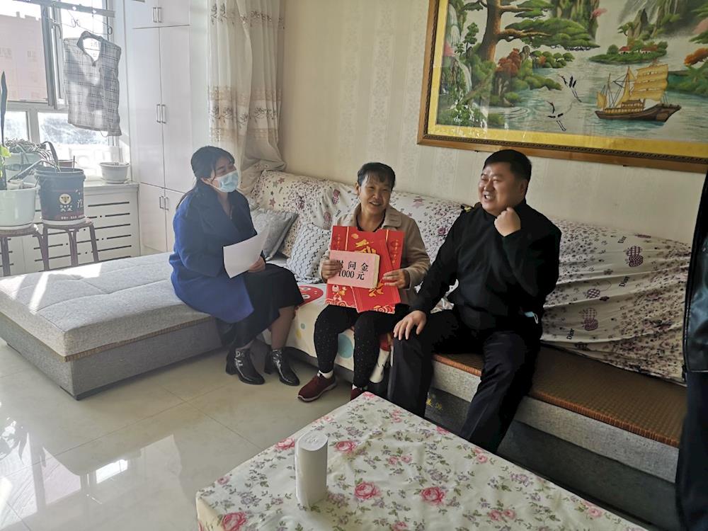 慰問困難群眾 共享節(jié)日溫情