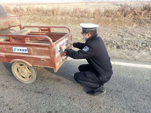 節前“亮尾”行動 照亮春節安全回家路