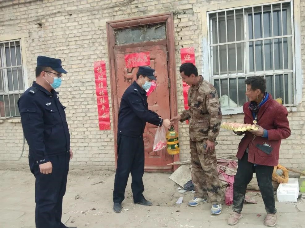 十四團(tuán)一連警務(wù)室開展喜迎元宵節(jié)慰問孤寡困難老人活動