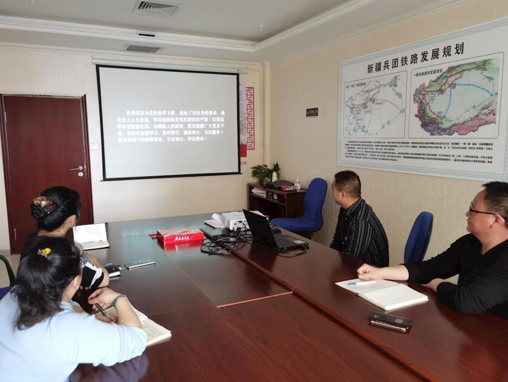 新疆阿塔鐵路有限公司黨支部開展“傳承雷鋒精神  弘揚時代新風” 主題黨日活動