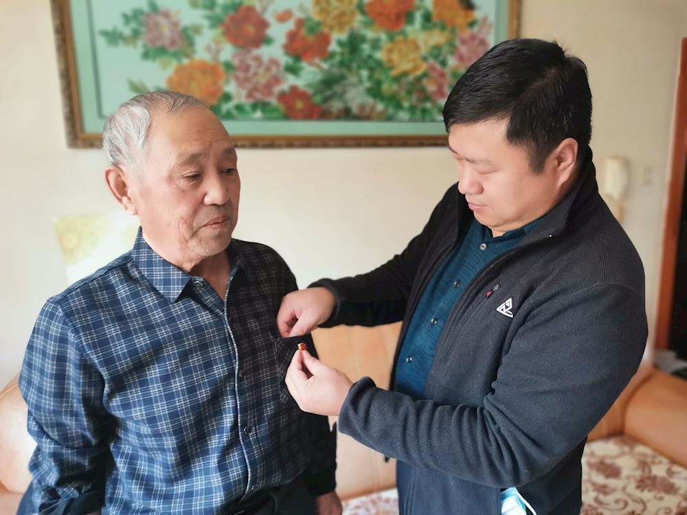 青松路街道看望老黨員聆聽黨史故事