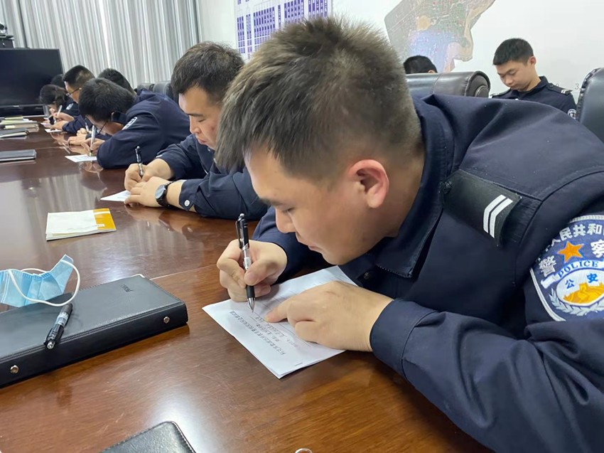 政法隊(duì)伍教育整頓|十團(tuán)政法委全體聆聽兵團(tuán)政法先進(jìn)模范人物事跡報(bào)告會(huì)