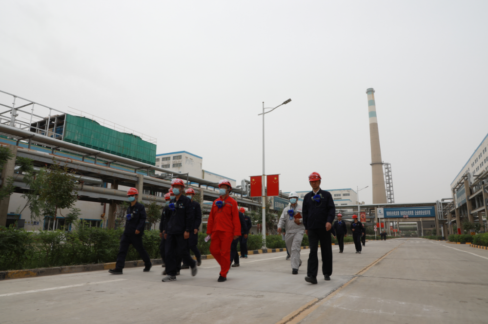 國務(wù)院安委辦危化品重點縣專家指導(dǎo)服務(wù)組對第一師阿拉爾市?；菲髽I(yè)開展檢查指導(dǎo)服務(wù)工作