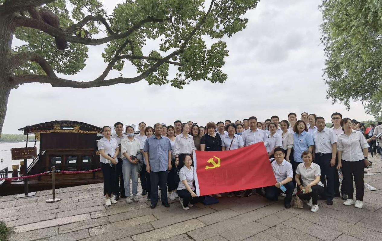 重溫建黨歷史    感悟紅船精神