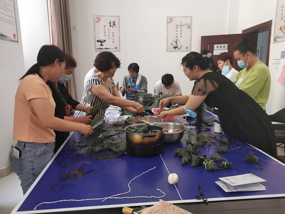 青松路街道陽光社區(qū)開展“濃濃端午情 永遠(yuǎn)跟黨走”端午節(jié)活動