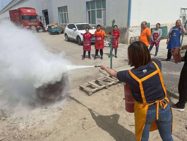 聚天紅果業組織轄區群眾開展安全消防演練活動