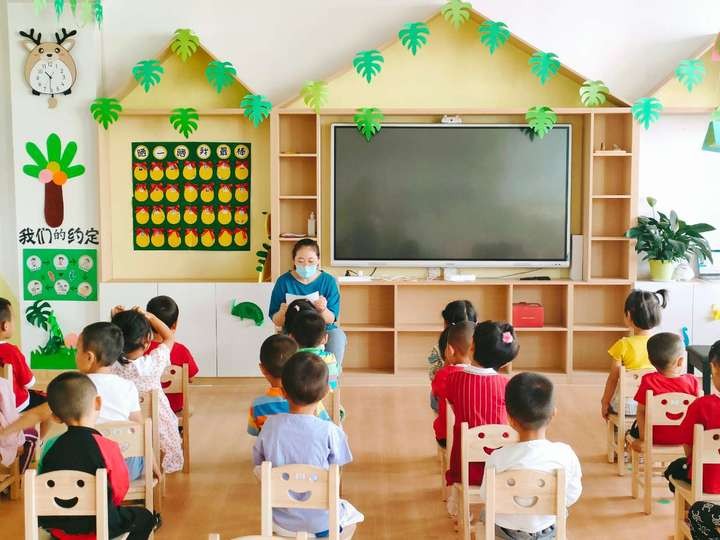 紅色故事進社區 紅色精神潤童心—安居社區攜手塔里木第四幼兒園開展講述紅色故事活動