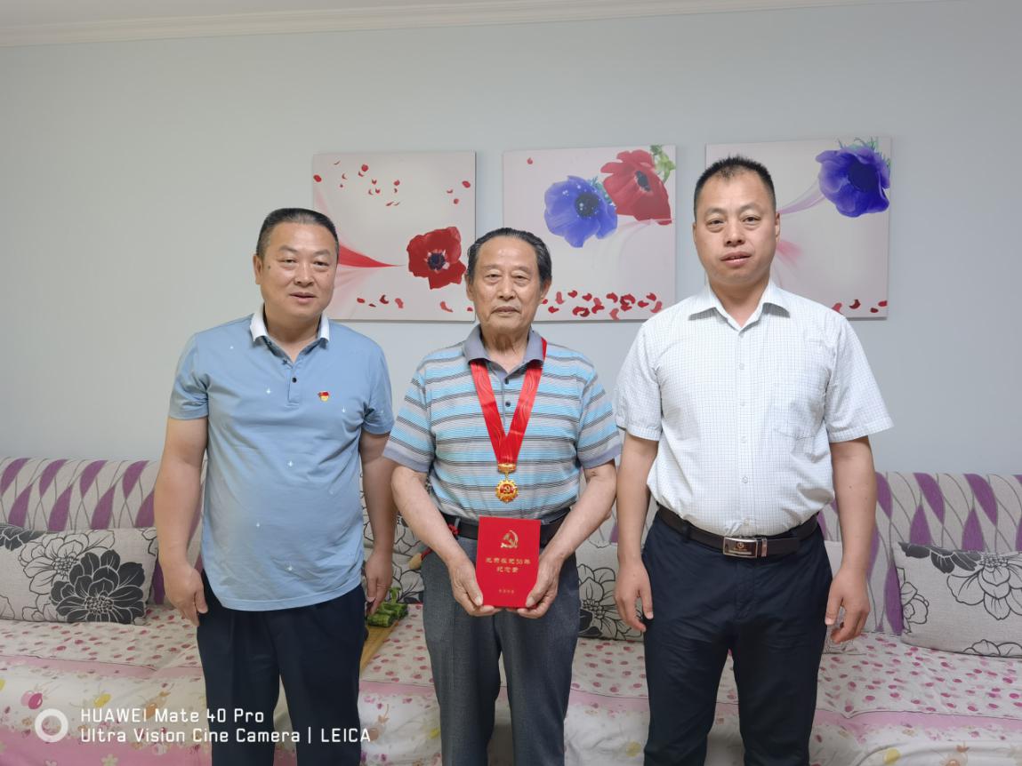 新農開發公司為離休老黨員頒發  “光榮在黨50年”紀念章   
