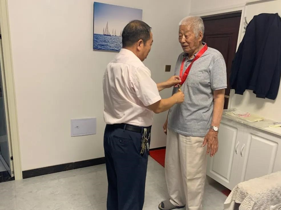 十四團(tuán)開(kāi)展頒發(fā)“光榮在黨50年”紀(jì)念章暨“七一”走訪慰問(wèn)活動(dòng)