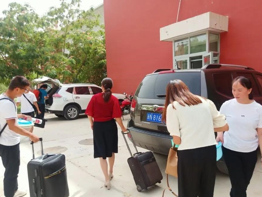 十四團中學親切歡迎新進特崗教師和西部志愿者