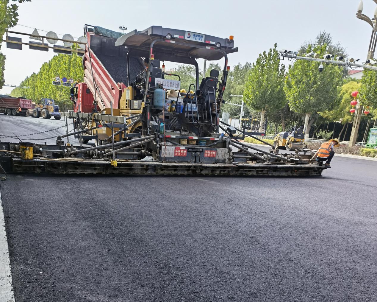 升級改造軍墾大道、暢通市民出行之路