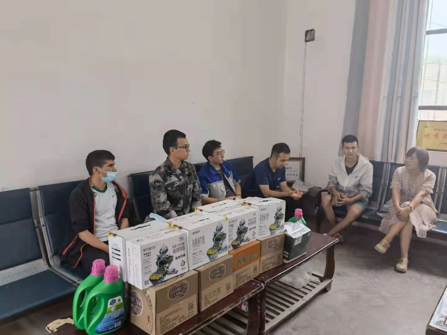 托峰冰川牧業(yè)組織慰問新入職大學(xué)生