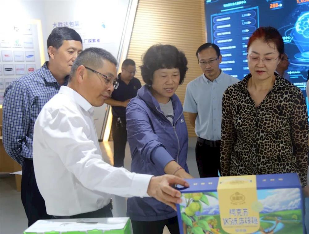 李文彬在六團調研