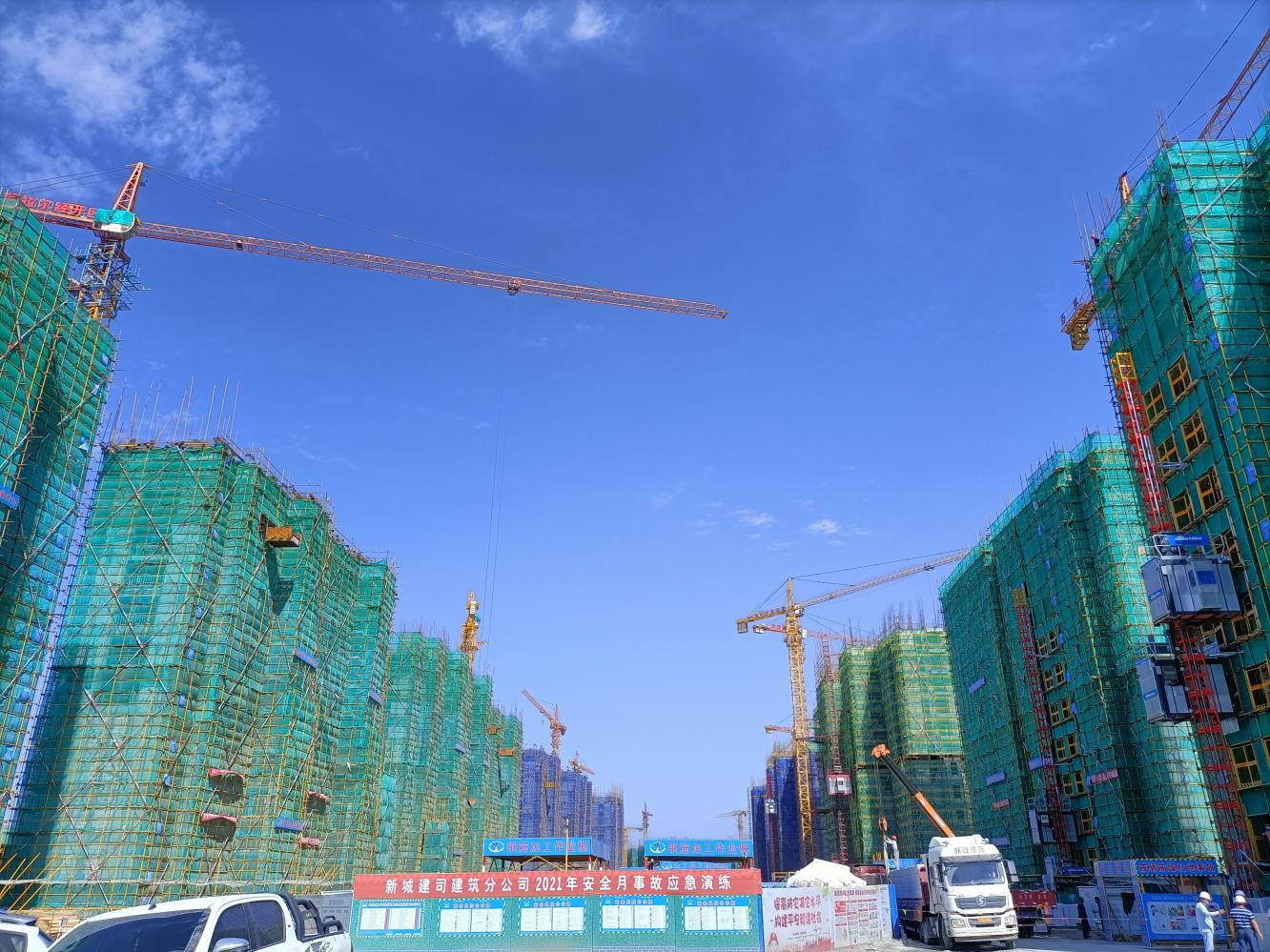 新城建司承建鳳凰人才公寓二區(qū)建設項目 16棟工程順利封頂