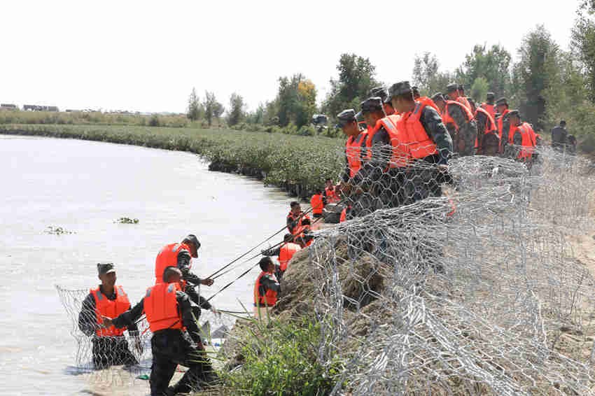 兵軍民緊急聯動筑起防洪搶險堅強屏障