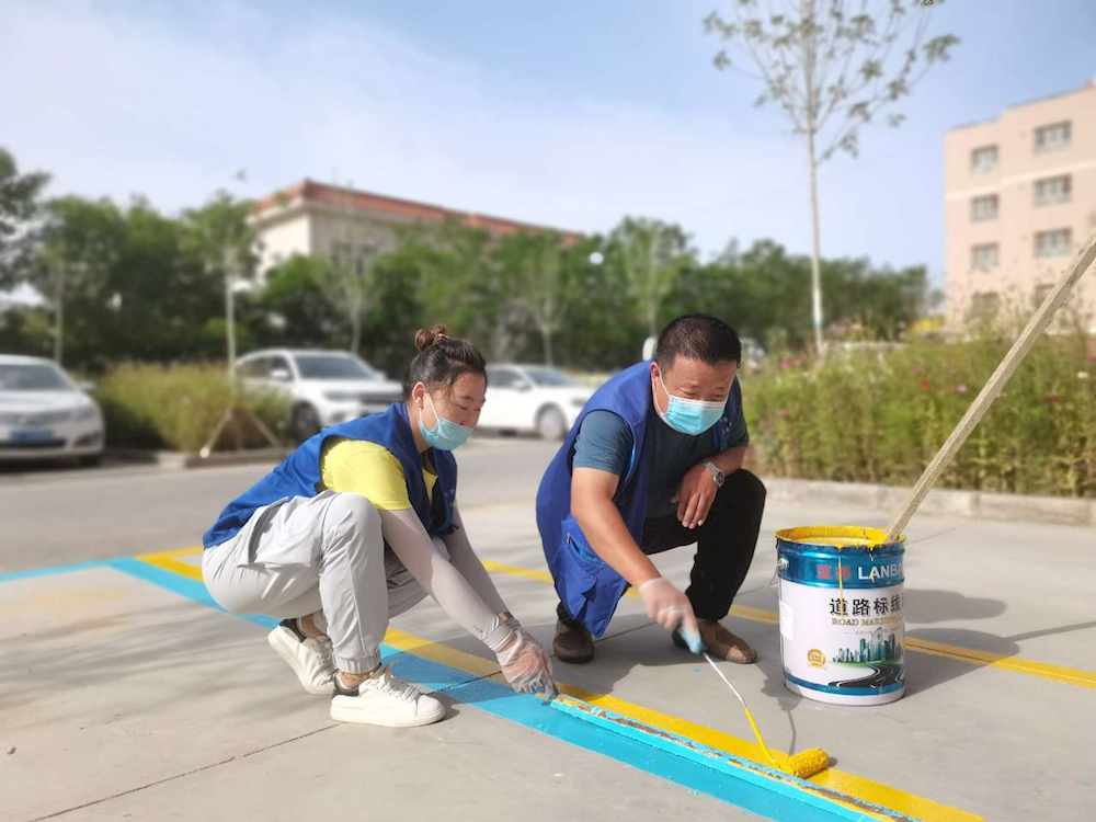 施劃“特殊”停車位 繪制文明“風景線”