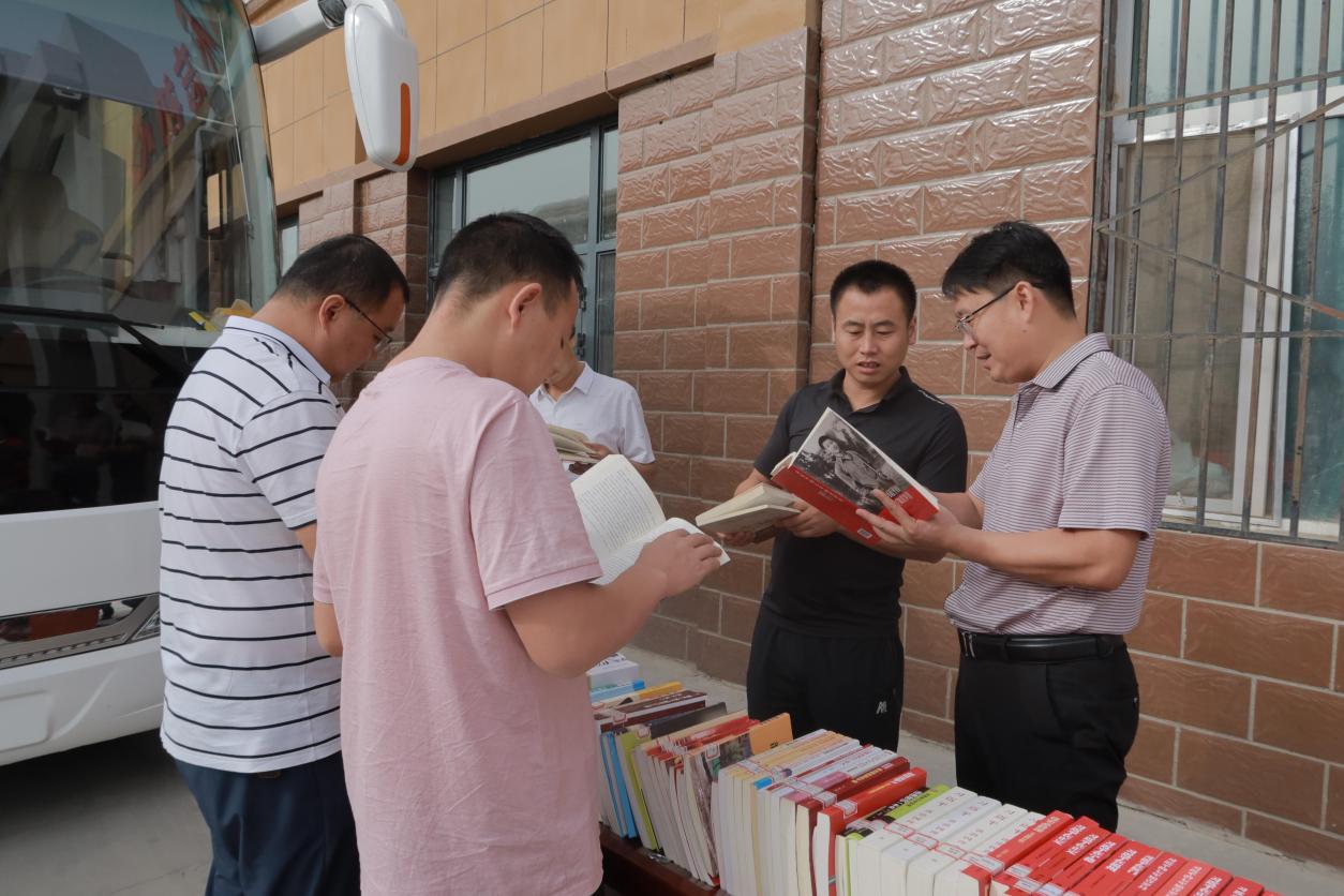 【我為群眾辦實事】“流動圖書車”進企業 豐富職工業余文化生活   