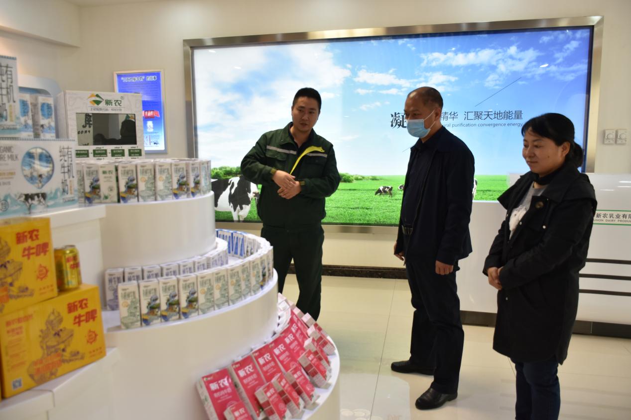 新農乳業“工匠人才創新工作室”接受師市總工會檢查驗收