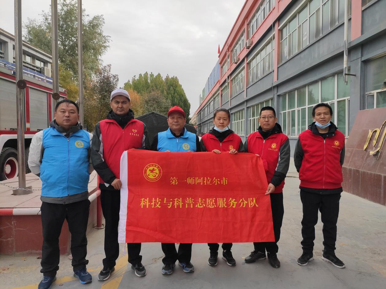 師市科技局全體黨員干部參加師市創(chuàng)城志愿服務(wù)活動(dòng)