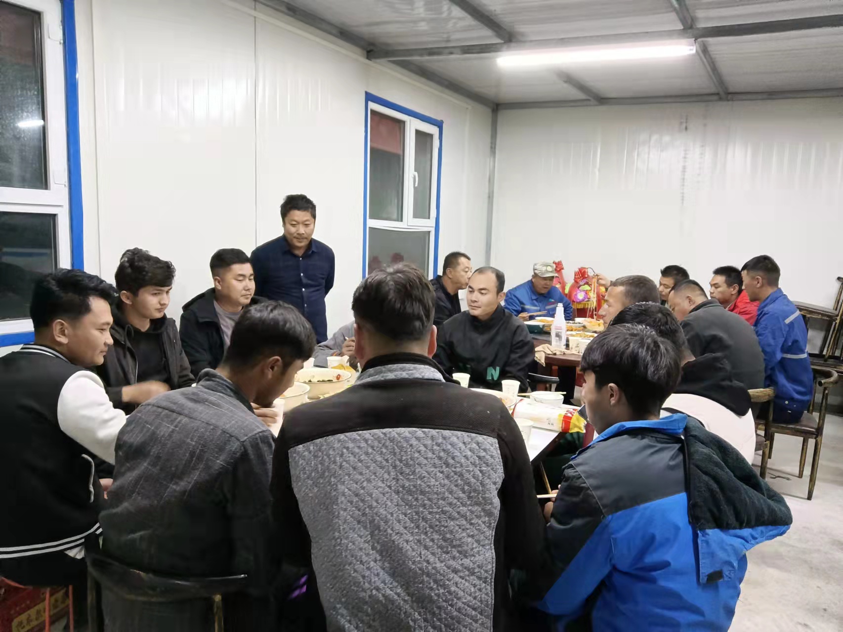 托峰冰川牧業慶祝第十二個“中國獸醫日”