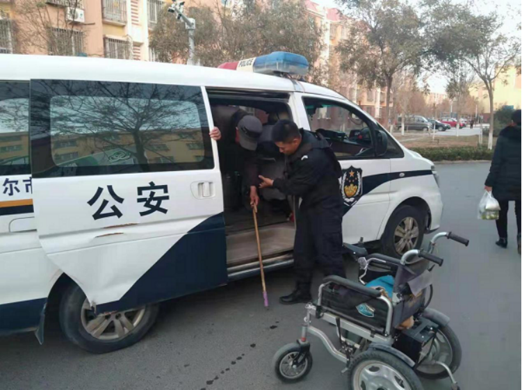 暖心護送輪椅老人安全回家