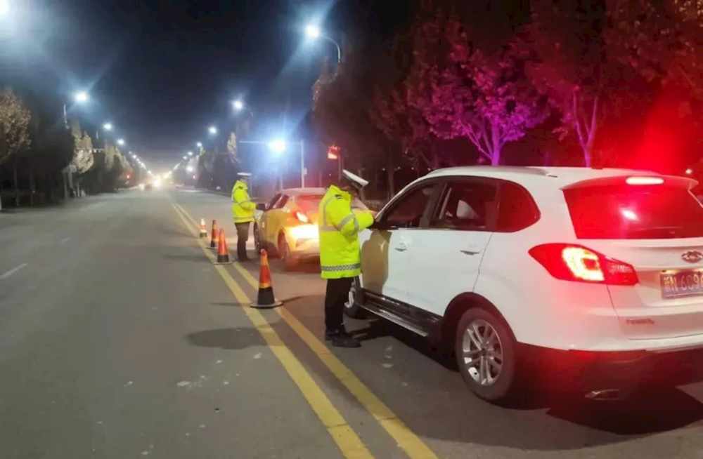 一師公安交警持續(xù)開展夜查統(tǒng)一行動，筑牢冬季交通安全防線