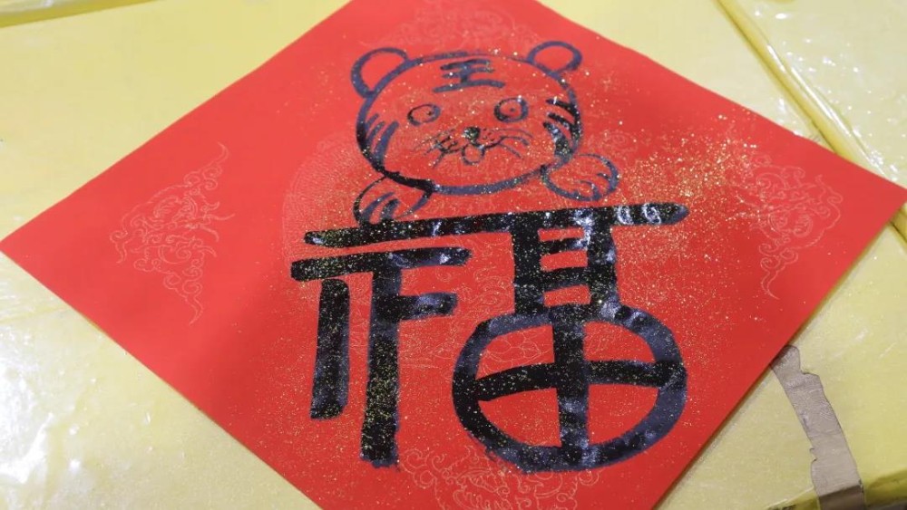 一師阿拉爾市“送春聯(lián)送萬(wàn)?！蔽乃囍驹阜?wù)活動(dòng)在十一團(tuán)一連開展