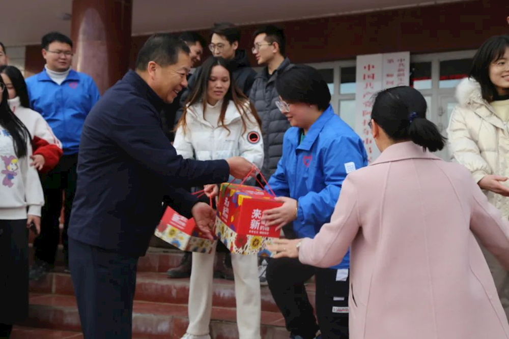 十團開展西部計劃志愿者新春慰問