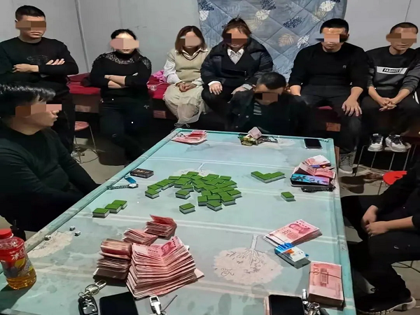 【禁賭1號(hào)行動(dòng)】抓獲違法犯罪人員21人，繳獲賭資19.55萬元！一師公安雷霆出擊，鏟除一地下流動(dòng)聚賭窩點(diǎn)